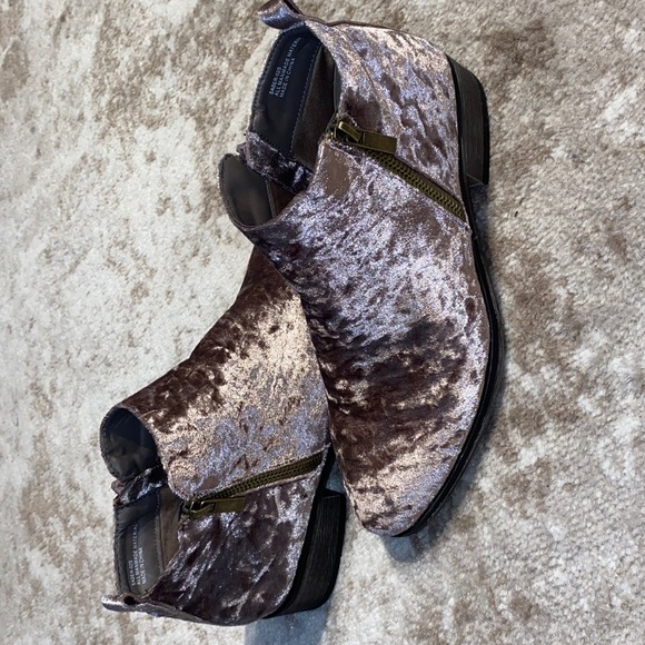 NWOT Rosy Velvet Stylish Booties!! - Picture 1 of 4